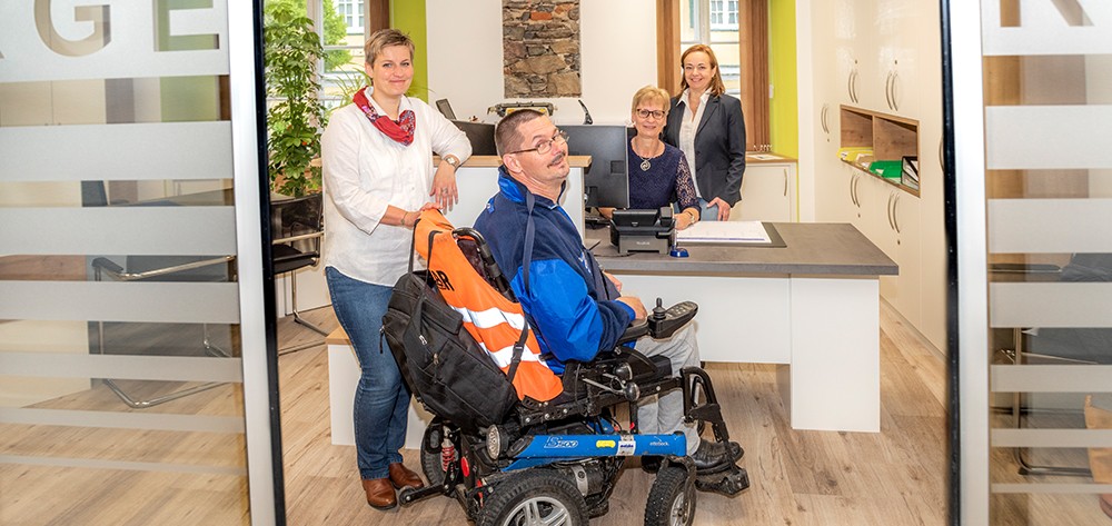 Sabine Steiner, Anna Trost und Martina Führer heißen Rudolf Kaiser im neuen, barrierefreien Bürgerbüro willkommen. 