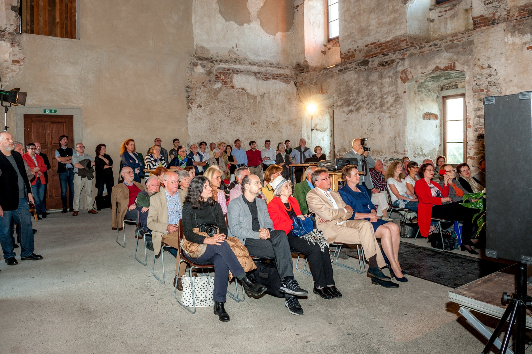 Vernissage der Ausstellung Im Augenblick der Emotion in der Galerie der Burg Gars