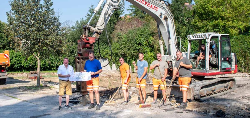 GGR Dipl.(HTL) Ing. Alfred Gundinger, Karl Baumgartner, Matthias Ederer, Jan Schmied, Daniel Neumeister, Lukas Steiner,
                                    Markus Pöppel (am Bagger) bei der Zitternberger Baustelle.