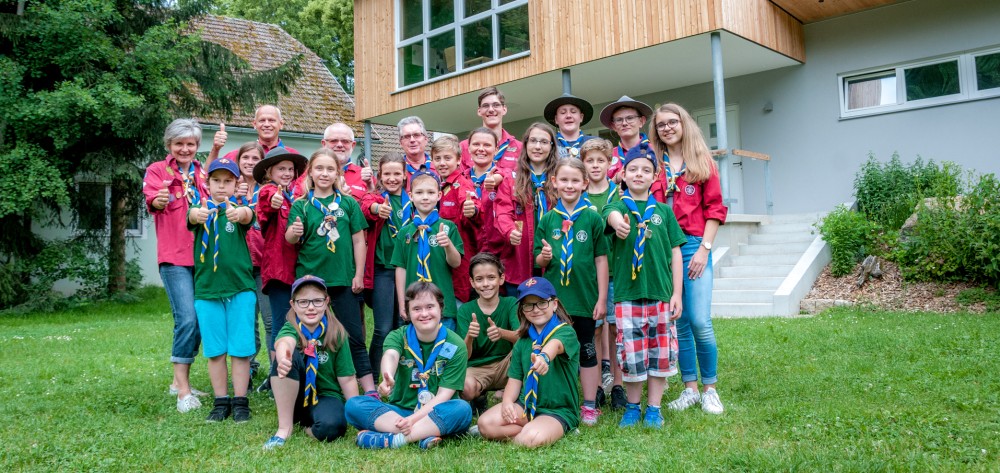 Die Garser Pfadfinder vor ihrem neuen Scout Camp.