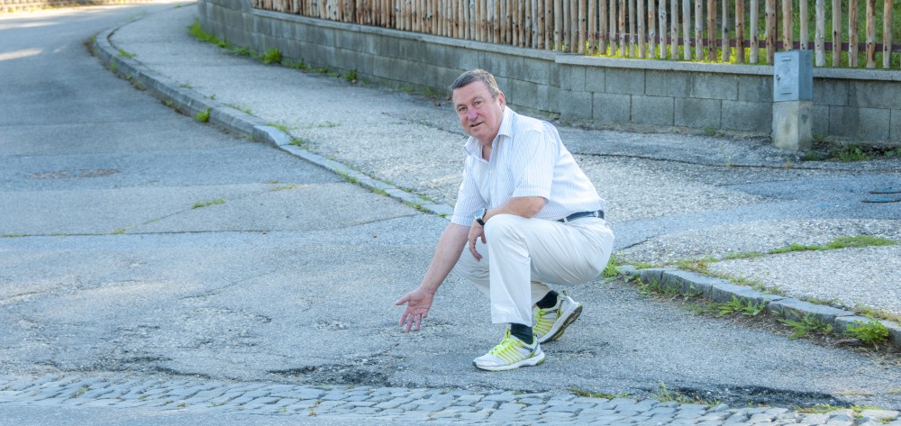 GGR Dipl. (HTL)-Ing. Alfred Gundinger in der Manigfallerstraße, deren dringende Sanierung im September beginnt.