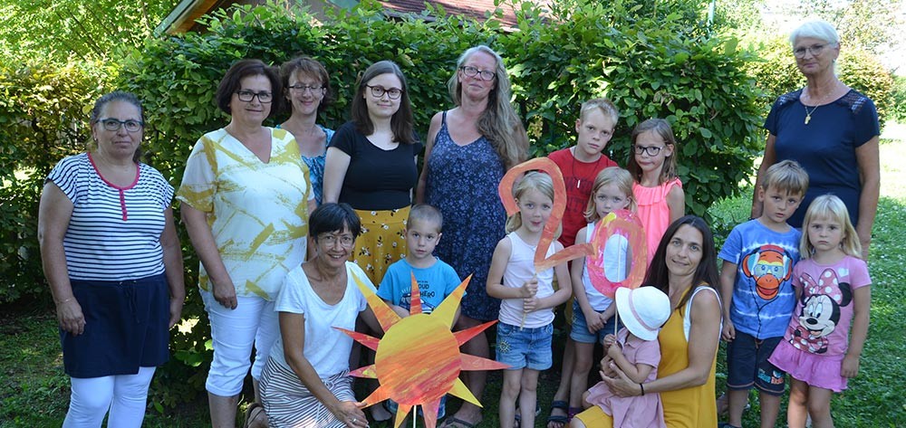 Das Team Sonnenschein feiert mit den Kinder den 20. Geburtstag der Garser Institution.